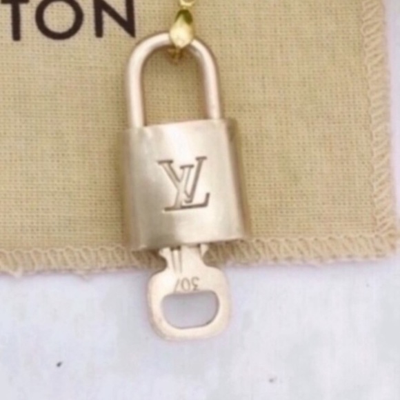 Louis Vuitton lock & key with gold necklace - Picture 3 of 7